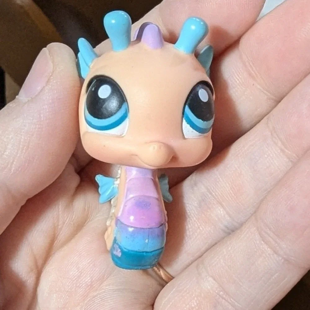 Hasbro Littlest Pet Shop Seahorse Peach Purple Teal Glitter Tail Figure #142